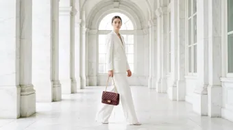Quilted shoulder bag — Structure and strap in a real hand